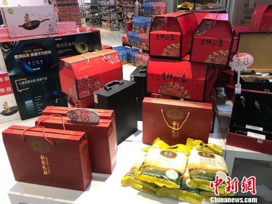 浙江义乌洋年货走俏 全球好物融入游子返乡行囊，节日礼盒成春节新风尚